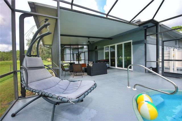 sunroom with ceiling fan