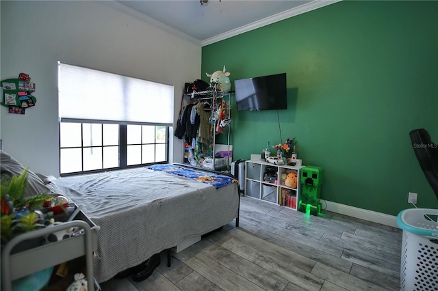 bedroom featuring wood tiled floor, baseboards, and crown molding