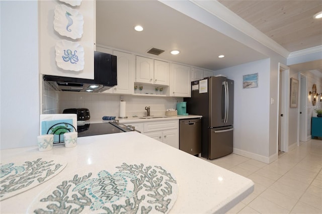 kitchen with visible vents, light countertops, appliances with stainless steel finishes, tasteful backsplash, and crown molding