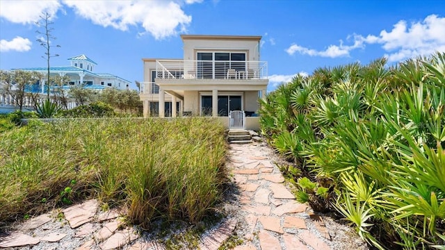 view of front of property featuring a balcony and stucco siding