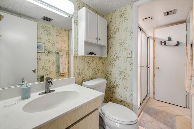 full bath featuring wallpapered walls, a shower stall, visible vents, and a textured ceiling