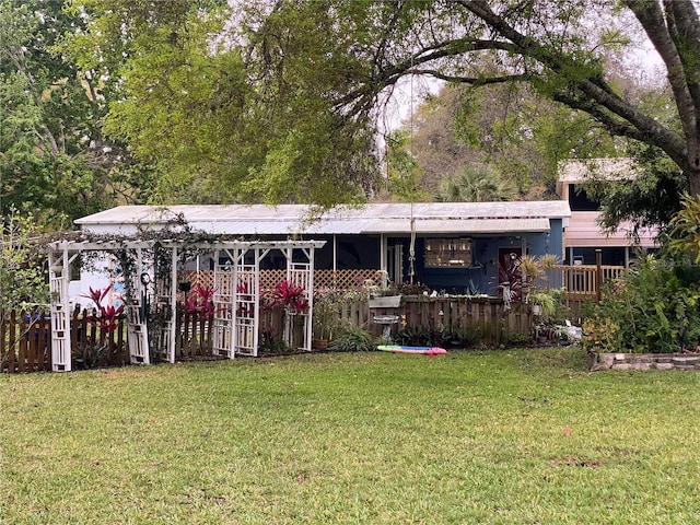 view of front of property featuring a front lawn