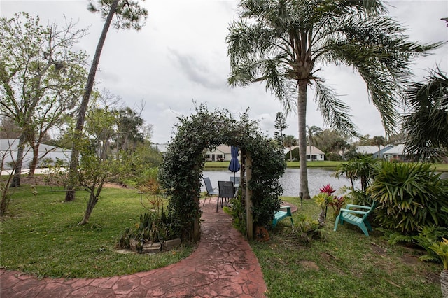 view of yard featuring a water view