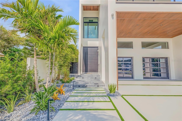 view of exterior entry with stucco siding