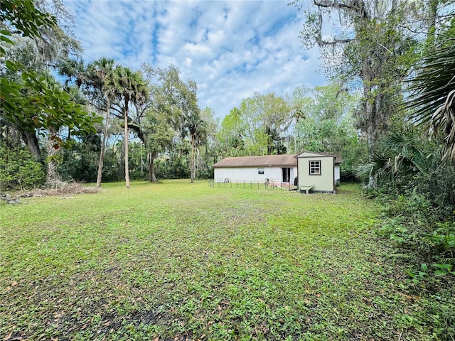 view of yard with an outbuilding