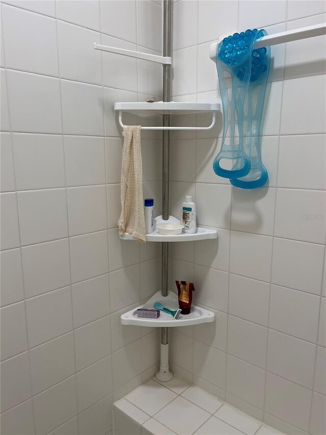 bathroom featuring tile walls