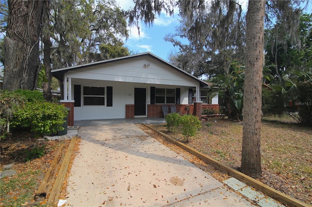 view of front of house with covered porch and driveway