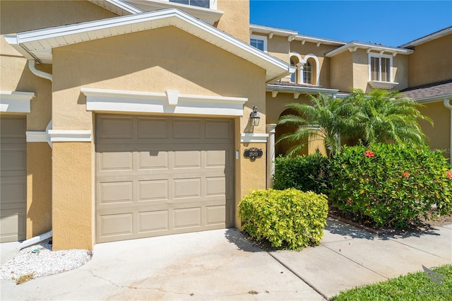 view of front facade featuring stucco siding and concrete driveway