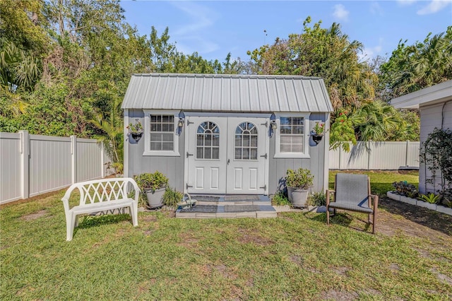 view of outdoor structure featuring an outdoor structure and a fenced backyard