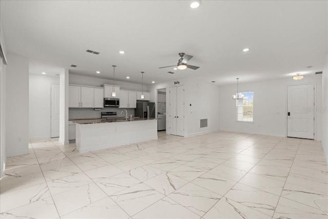 11 Lyons Pl, Palm Coast, FL 32137 - kitchen featuring stainless steel appliances, recessed lighting, open floor plan, baseboards, and a ceiling fan