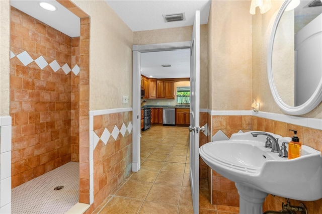 191 Howes St, Oak Hill, FL 32759 - full bathroom featuring visible vents, tile walls, a walk in shower, and wainscoting