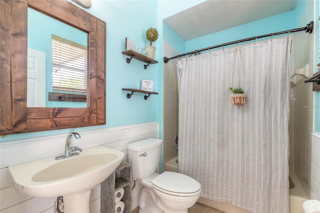 495 Venetian Villa Dr, New Smyrna Beach, FL 32168 - full bath with a sink, toilet, and shower / bath combo with shower curtain