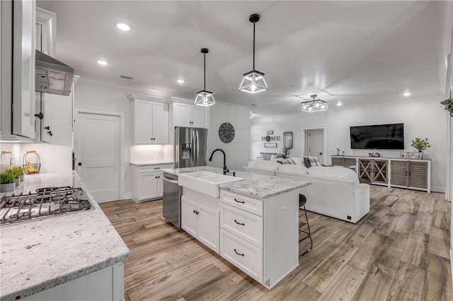 170 Live Oak Ct, New Smyrna Beach, FL 32168 - kitchen with stainless steel appliances, open floor plan, a sink, and crown molding