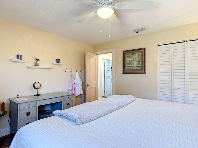 bedroom featuring visible vents, ceiling fan, and a closet