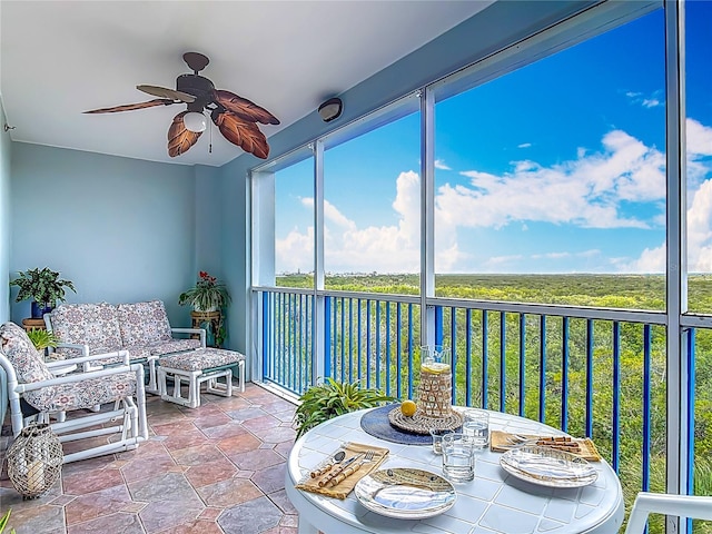 sunroom / solarium featuring a ceiling fan