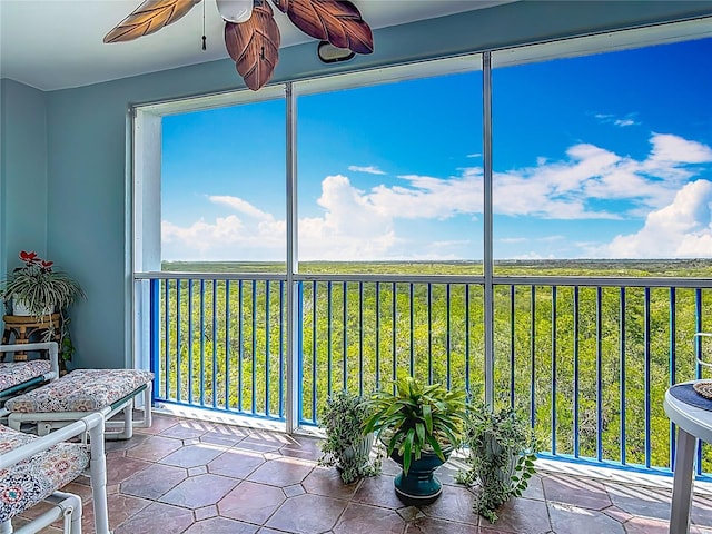 sunroom with ceiling fan