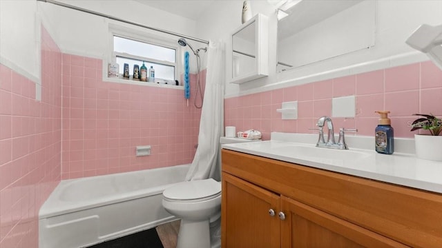 557 Berkshire Rd, Daytona Beach, FL 32114 - full bath featuring shower / bath combo, toilet, vanity, and tile walls
