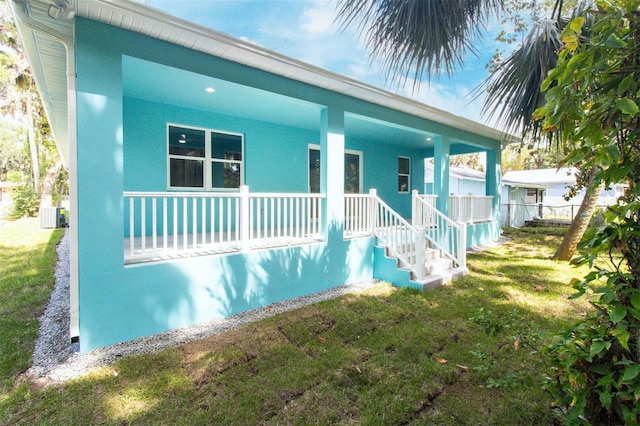 view of front of property featuring a porch and a front yard