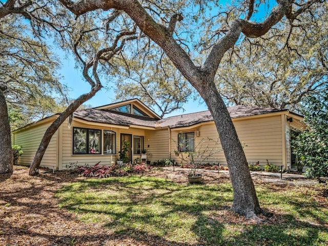 view of front of house featuring a front yard