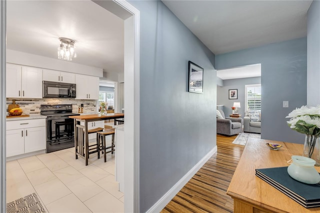 2548 E Compton St, Orlando, FL 32806 - hall featuring baseboards