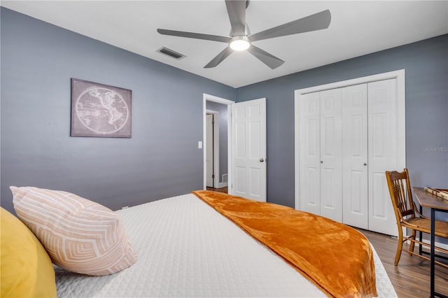 2548 E Compton St, Orlando, FL 32806 - bedroom featuring ceiling fan, visible vents, wood finished floors, and a closet