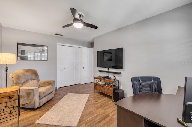 2548 E Compton St, Orlando, FL 32806 - living area featuring visible vents, ceiling fan, and wood finished floors