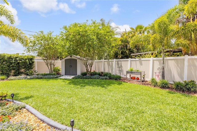 2548 E Compton St, Orlando, FL 32806 - view of yard featuring an outbuilding, a shed, and a fenced backyard