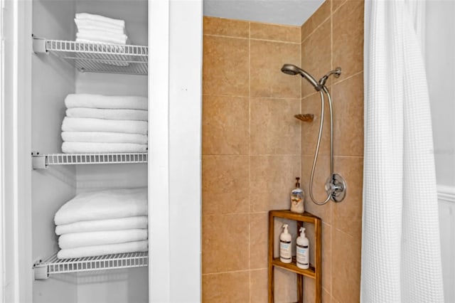 bathroom with a tile shower