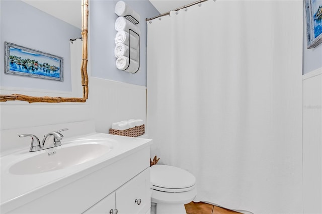 full bathroom with vanity, a wainscoted wall, toilet, and a shower with curtain