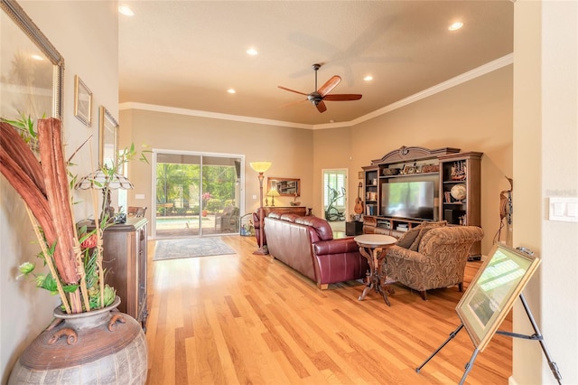 living room featuring light wood finished floors, a ceiling fan, ornamental molding, and recessed lighting