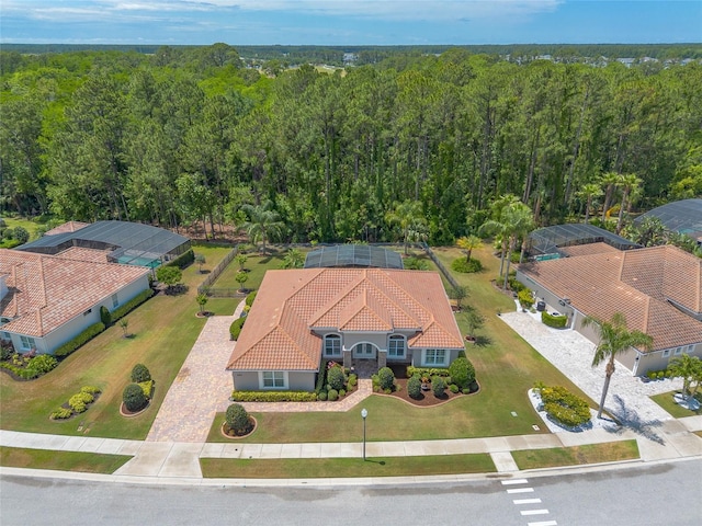bird's eye view featuring a wooded view