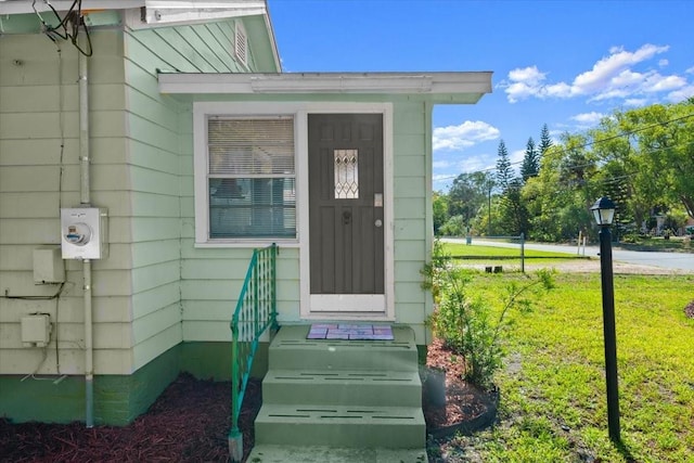property entrance featuring a yard