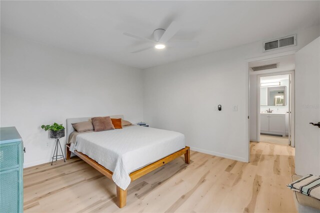 bedroom featuring light wood-style floors, baseboards, and ceiling fan