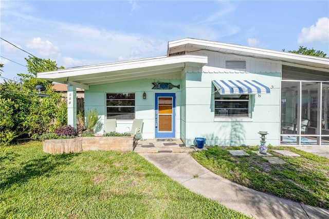 view of front facade featuring a front yard