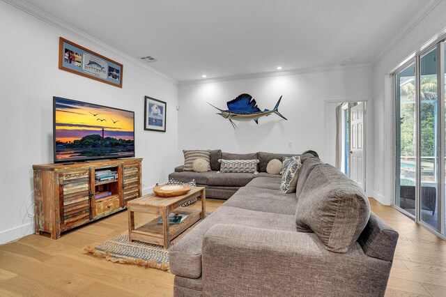 living area with crown molding, light wood-style floors, baseboards, and recessed lighting