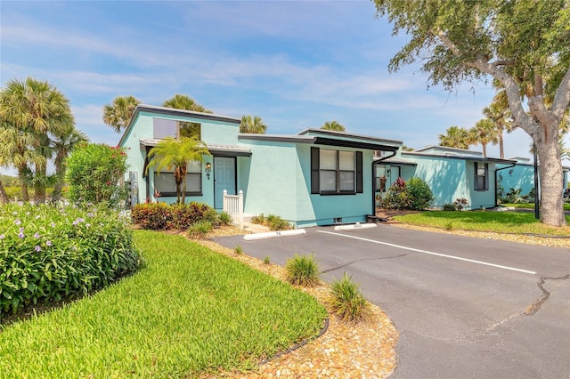 76 Heather Point Ct, New Smyrna Beach, FL 32169 - view of front facade featuring uncovered parking, stucco siding, and a front yard