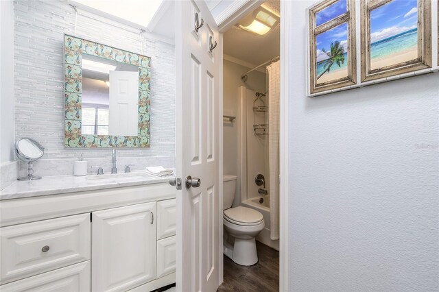 76 Heather Point Ct, New Smyrna Beach, FL 32169 - full bath featuring toilet, vanity, wood finished floors,  shower combination, and crown molding