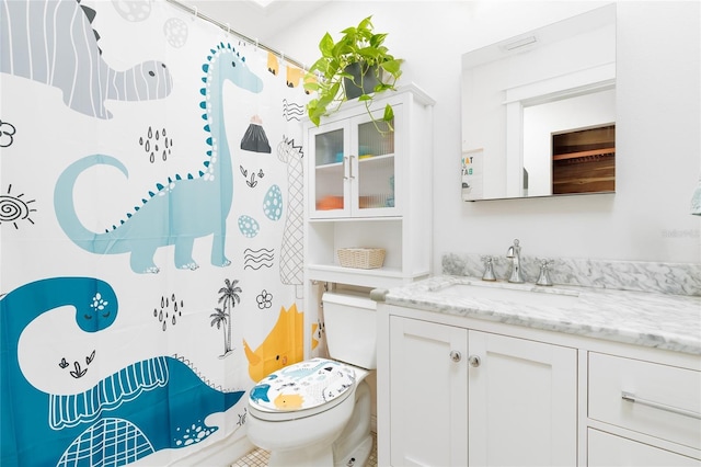 25 Dolphin Ave, Ormond Beach, FL 32176 - full bath with vanity, toilet, and a shower with curtain