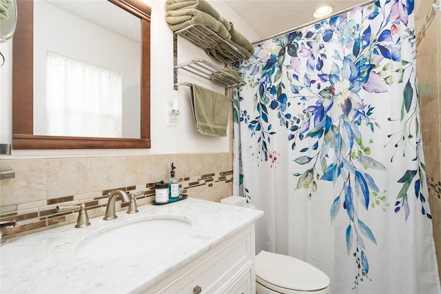 25 Dolphin Ave, Ormond Beach, FL 32176 - bathroom with vanity, toilet, and a shower with curtain