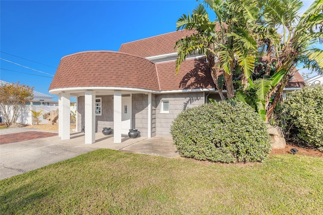 2900 S Peninsula Dr, Daytona Beach, FL 32118 - back of property featuring a shingled roof and a lawn