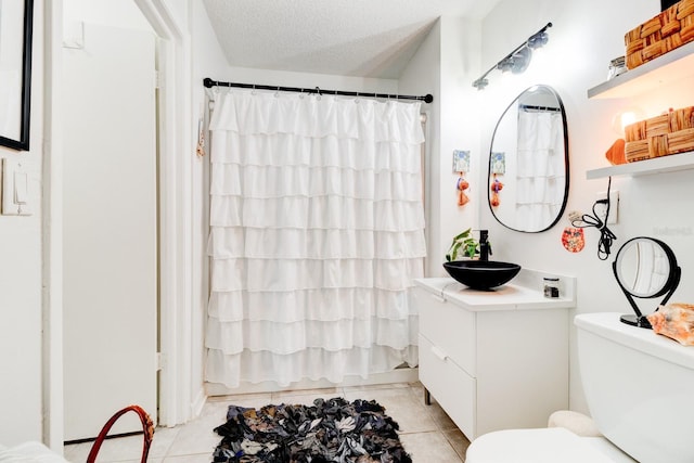 1600 Big Tree Rd Unit R4, South Daytona, FL 32119 - full bath featuring vanity, toilet, tile patterned flooring, curtained shower, and a textured ceiling