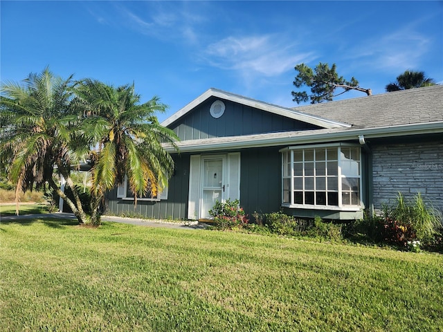 2 Birdie Dr, New Smyrna Beach, FL 32168 - ranch-style house featuring a front yard