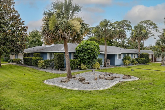 38 Fairway Cir, New Smyrna Beach, FL 32168 - ranch-style house with a front yard