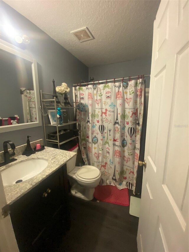 2122 Orange Tree Dr, Edgewater, FL 32141 - bathroom with vanity, a textured ceiling, a shower with curtain, and wood finished floors