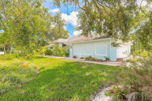 904 Clubhouse Blvd, New Smyrna Beach, FL 32168 - view of front of property with a front yard and stucco siding