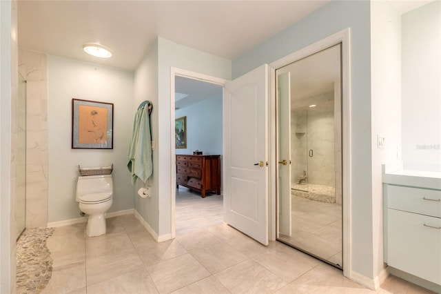 904 Clubhouse Blvd, New Smyrna Beach, FL 32168 - bathroom featuring a tile shower, vanity, and tile patterned floors