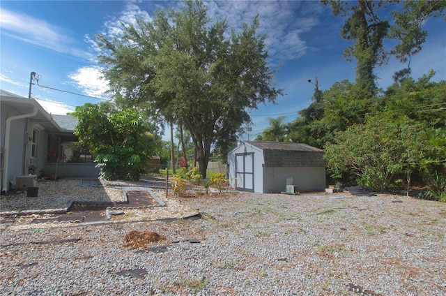 2548 Crestwood Ave, New Smyrna Beach, FL 32168 - view of yard featuring a storage shed