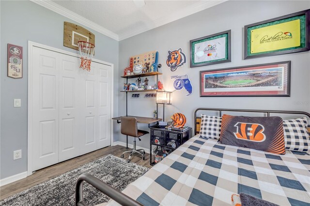 5849 Ansley Way, Mount Dora, FL 32757 - bedroom with wood finished floors, ornamental molding, a closet, and a desk