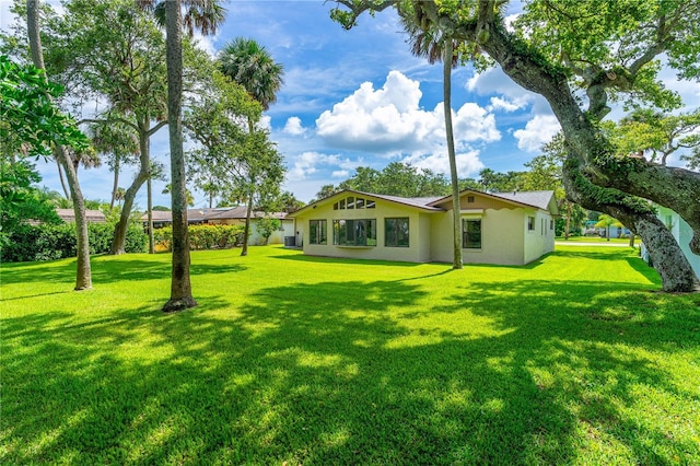 view of green lawn