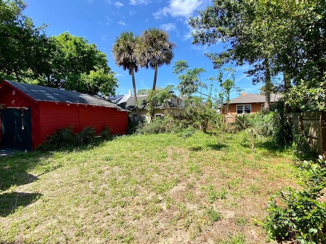 view of yard with an outdoor structure